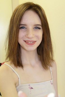 A adolescente Lily Moon tem sua vulva esfregada e desossada por seu meio-irmão no POV (20P)