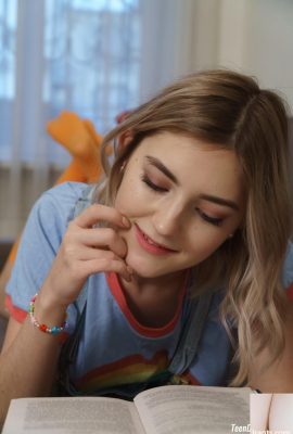 A linda adolescente Eva Elfie mostra e agarra seus seios perfeitos e dedos como moluscos (21P)