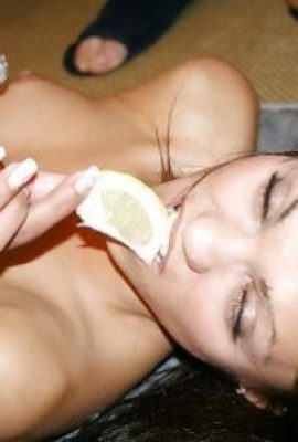 Barriga lisa da loira safada coberta de sêmen depois do sexo grupal (11P)
