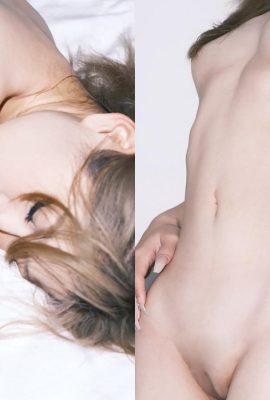 A loira tatuada expõe com ousadia seu corpo louro e sua bucetinha tenra, todos expostos (11P)