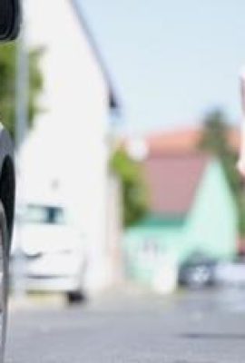 A estrangeira é tão bonita e sua figura é tão boa que ela compartilha sua experiência de ereção em um trio romântico (21P)