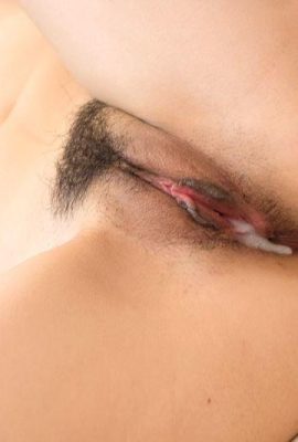 Uma vagabunda de uniforme escolar faz um jogo de bondage com um grupo de meninos e é fodida até o sêmen transbordar (21P)