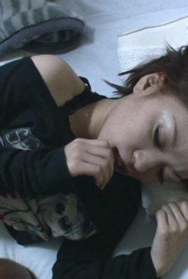 Garota amadora com bucetinha super peluda deve ser muito sexy e sacanagem na cama (28P)