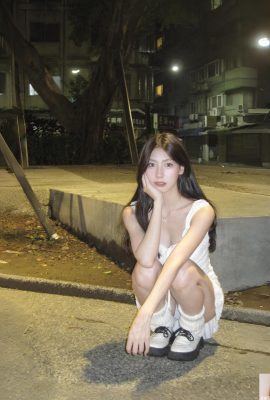 Cheio de sinceridade! Com looks angelicais, pele clara e pele macia, a beldade de biquíni mostra seu belo corpo! (15P)